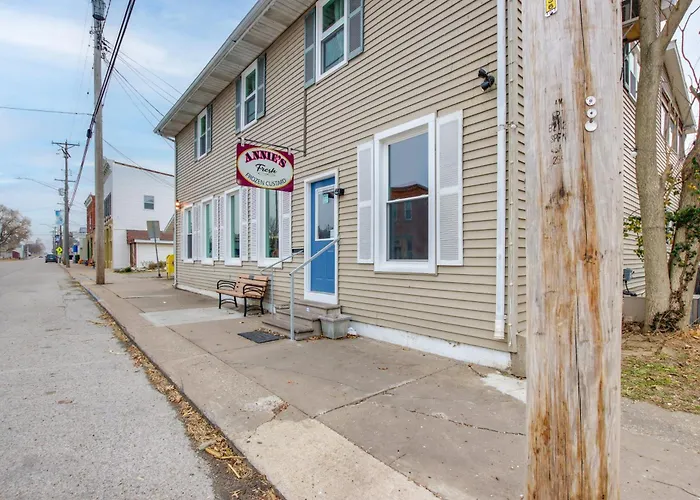 Walk To Temple: Remodeled Family * Nauvoo